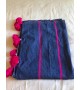 Plaid en coton bleu marine et pompons rose fushia